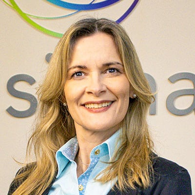 Mulher com cabelo longo e liso.