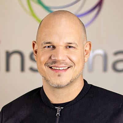 Pessoa com fundo colorido e logo.