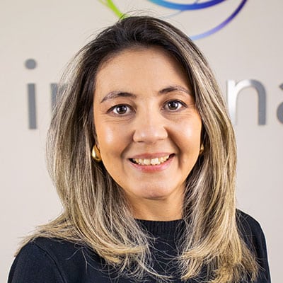 Mulher com cabelo longo e liso.