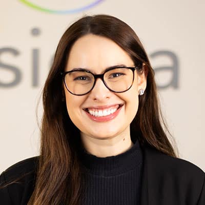 Mulher com cabelo longo e escuro.