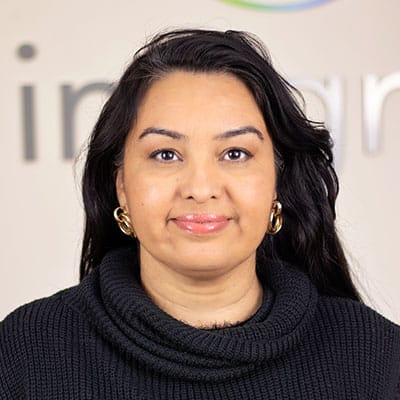 Pessoa com cabelo longo e escuro.