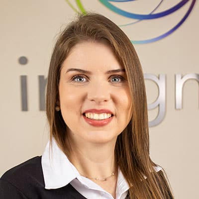 Mulher com cabelo longo e liso.