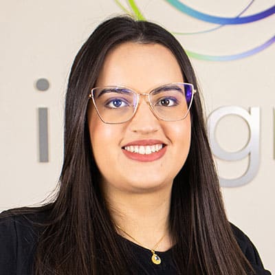 Mulher com cabelo longo e óculos.