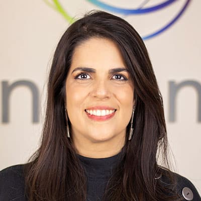 Mulher com cabelo longo e escuro.