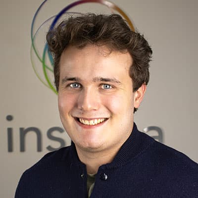 Homem em ambiente profissional moderno.