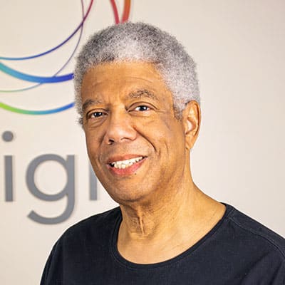 Homem idoso com cabelo grisalho.